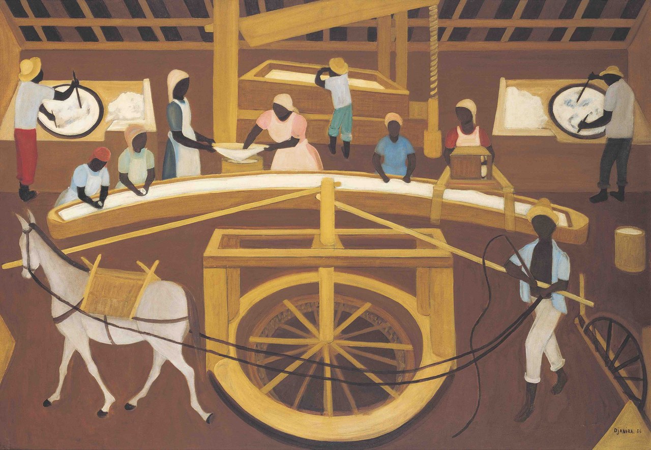Dentro de um galpão, pessoas trabalham em recipientes e numa longa bancada curva; uma roda de madeira ocupa a frente, entre um cavalo branco e um homem com camisa aberta.