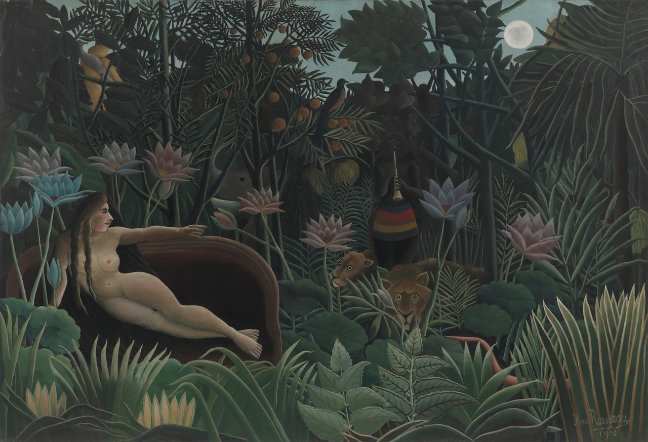 Mulher nua de cabelos longos se reclina num sofá marrom entre flores grandes; dois leões espreitam as folhas, e uma pessoa toca um instrumento sob a lua.