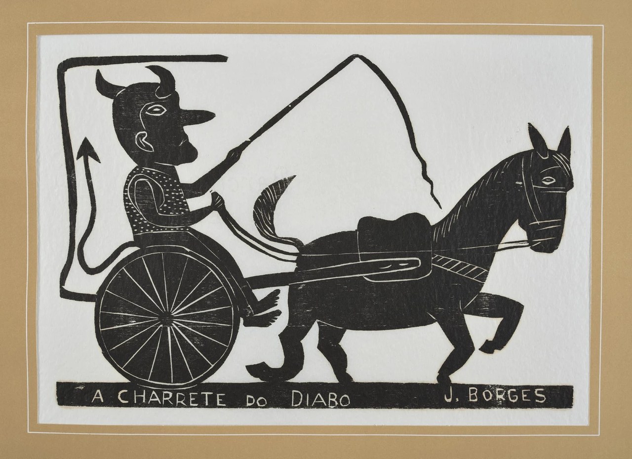 Um diabo de chifres e cauda conduz uma charrete puxada por um cavalo; ele segura um chicote levantado, e uma roda grande ocupa o lado esquerdo da gravura em preto e branco.