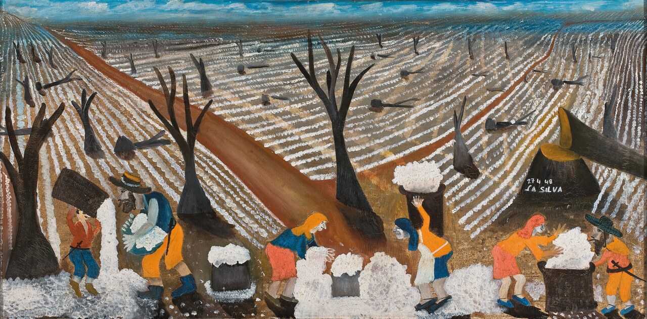Seis trabalhadores recolhem algodão em montes e cestos no primeiro plano; atrás deles, fileiras brancas atravessam um campo de troncos cortados e árvores sem folhas.
