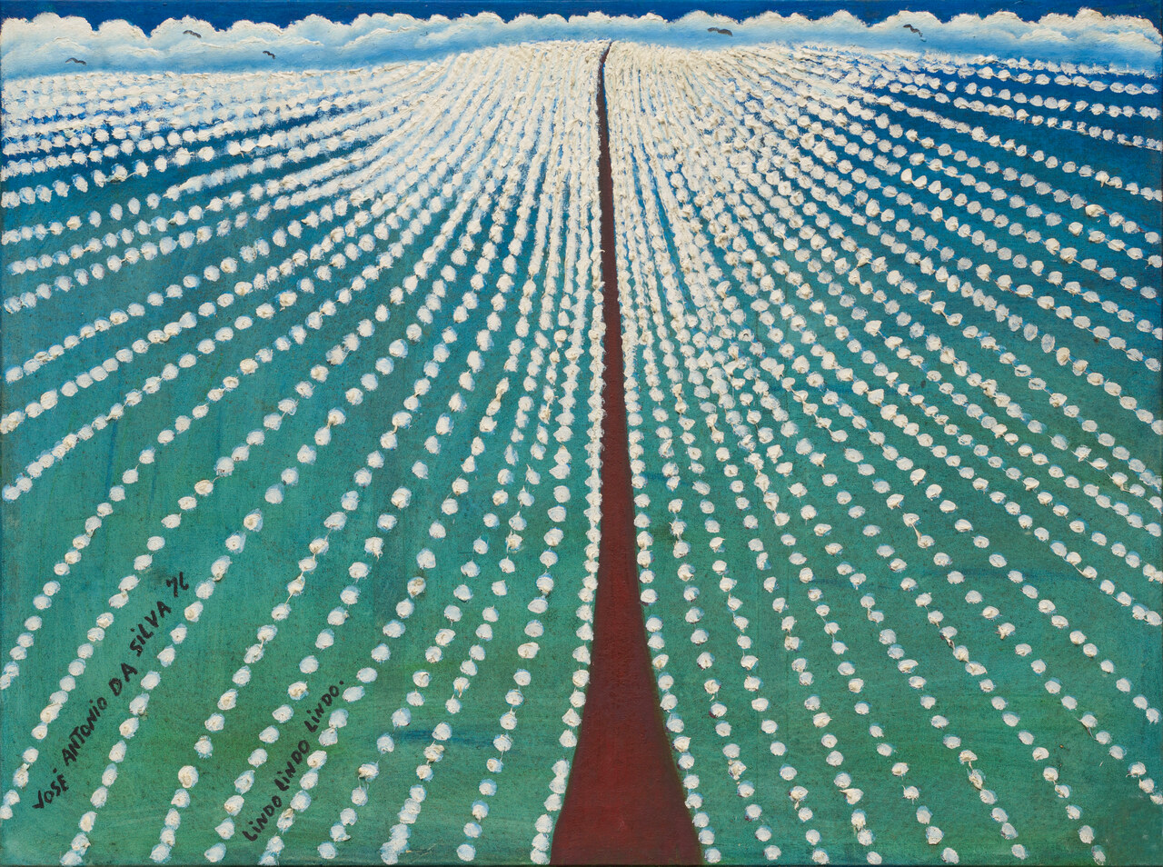 Um caminho vermelho divide ao meio um campo verde azulado; fileiras de pontos brancos se curvam até um horizonte alto, onde o algodão encontra uma faixa de nuvens.