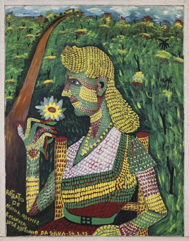 Mulher de perfil segura uma flor diante do rosto; pontos amarelos, verdes, brancos e vermelhos cobrem seu cabelo, pele e vestido, contra uma paisagem com estrada.