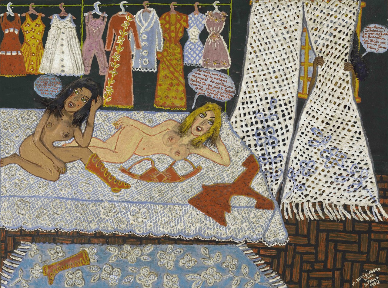 Duas mulheres nuas conversam sobre uma cama coberta de renda, diante de vestidos pendurados; uma terceira segura a cortina junto à janela, com balões de fala acima das figuras.